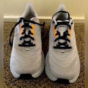 Men’s Arahi 6 Hoka 9.5E (wide)